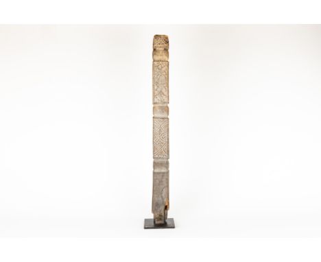 good 1st Half 20th Cent. Timor pillar in wood with typical carvingsTIMOR  -  1° HELFT 20° EEUW goede kleine zuil in hout met 