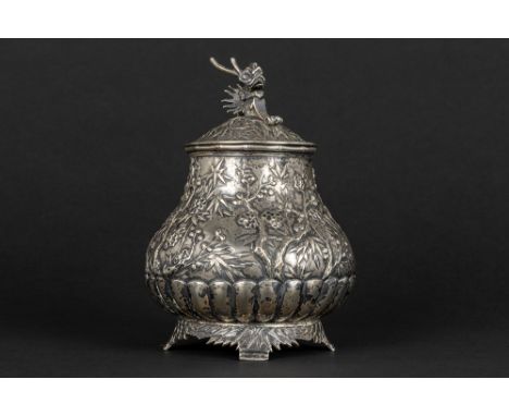 antique Wan Hing signed Chinese lidded pot in marked silver with a fine floral decorWAN HING (ca 1854 - 1941) antieke Chinese