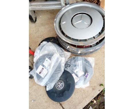 A set of 5 new Vauxhall Vivaro hub caps &amp; 15'' Mercedes trims