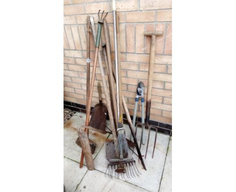 A quantity of vintage garden tools COLLECT ONLY