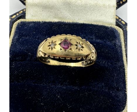 9ct gold diamond &amp; ruby three stone ring (1.8g) 