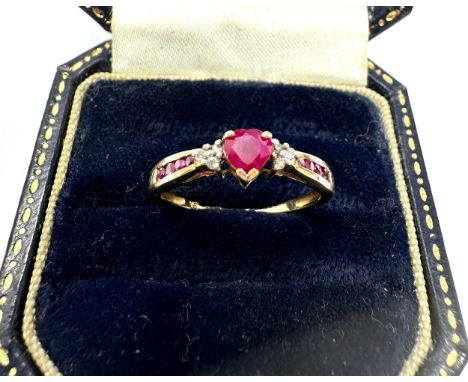 9ct gold diamond &amp; ruby three stone heart ring (1.5g) 