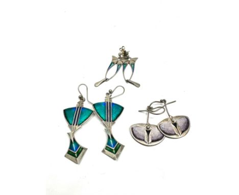 Three pairs of silver enamel earrings by Pat Cheney (19g) 