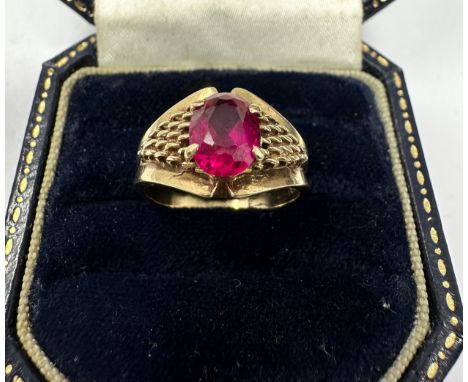 9ct gold synthetic ruby single stone ring (3g) 