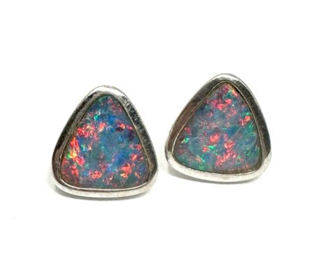 14ct white gold  doublet opal stud earrings (1.9g) 