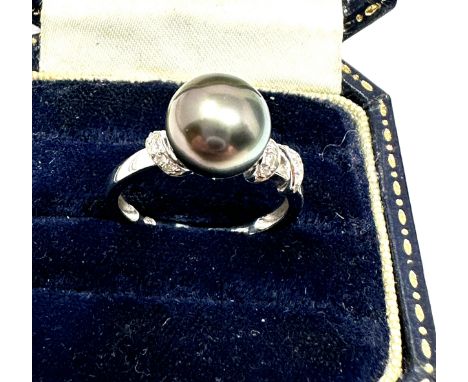 9ct white gold saltwater pearl single stone ring with diamond set shank (3.3g) 