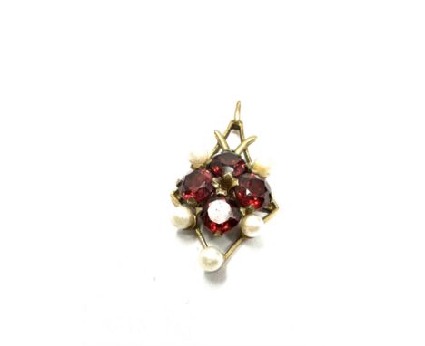 9ct gold  garnet &amp; cultured pearl pendant (2.4g) 