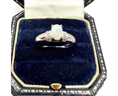 9ct white gold white opal single stone ring with diamond set shoulders (3.5g) 