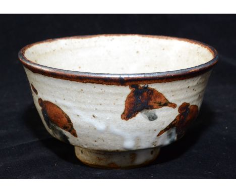 John BEDDING (1947)Stoneware bowl, combed white slip and celadon glazeMade at Leach Pottery circa 1975Height 8 cmTogether wit