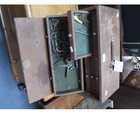 A VINTAGE TOOL CHEST containing fitted drawers with a collection of smaller tools