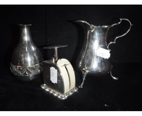 A GEORGE III STYLE SILVER CREAM JUG, Goldsmiths & Silversmiths Co, a silver vase with acorn decoration and a set of George V 