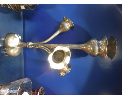 A EDWARDIAN SILVER EPERGNE with four removable flower-shaped trumpets and one other trumpet with presentation inscription, da