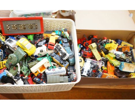 2x boxes of vintage cars to include Matchbox, Lesney &amp; others 