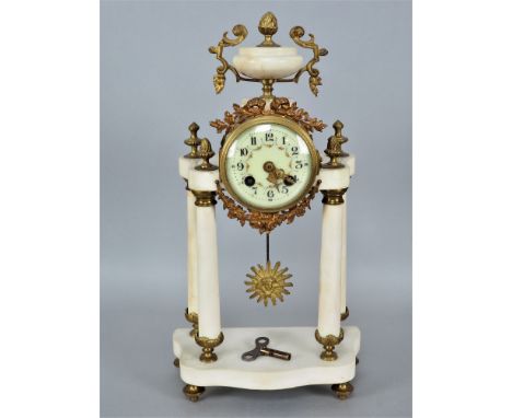 Französische Kaminuhr um 1870Gehäuse aus weißem Marmor mit reichlich Bronzezier. Breiter Stand mit vier Füßen aus Bronze, dar