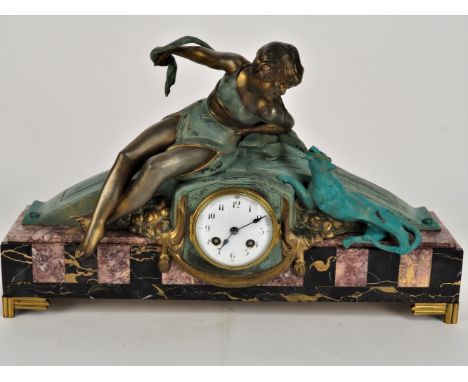Große Art Deco Figurenuhr, Frankreich  um 1930Gehäusestand aus mehrfarbigem Marmor zusammengesetzt, unten vier Füße aus Bronz