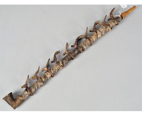 Afrikanische Tabakpfeifemit Schlangenhaut umwickelte Pfeife, 10 Bronze/Messing Ringe mit Tierfiguren. Gebraucht, mit Alterssp