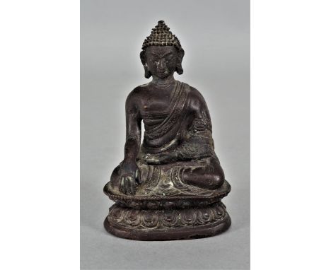 Kleine Buddha Statuette, BronzeFein ausgearbeitete, detailreiche Figur des sitzenden Buddha. Wohl Anfang 20. Jh. Guter Zustan
