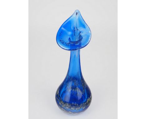 Vase "Murano", 50er Jahreaus klarem Glas, hellblau eingefärbt und mit Luftblaseneinschmelzungen dekoriert. Kleiner Stand, kug