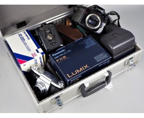 Konvolut Kameras / Fotoapparate, 7 TeileCANON EOS 100; PANASONIC Lumix FX9 mit OVP; PRAKTICA mit Carl Zeiss Jena Tessar Objek