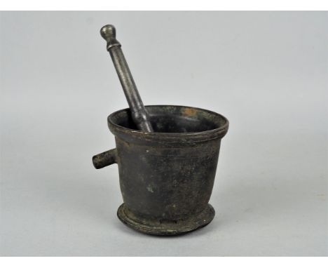 Mörser mit PistilWohl 17. Jh. oder früher, aus Bronze, konische Form, breite Lippe, mit einer Handhabe sowie Pistil. Alte gew