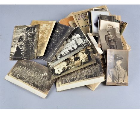 1. WK. Konvolut Soldatenfotos und Landkartenschwarzweiß Fotos auf dickem Karton oder im Postkarten Format, Landkarten von R. 