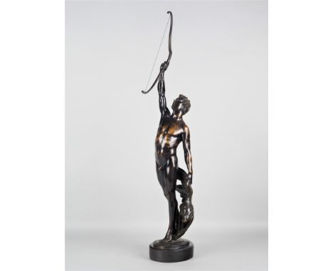 Große Bronze eines Bogenschützen mit Adler von Joseph Uphues fecitDetailreiche Darstellung eines elegant emporstreckenden män