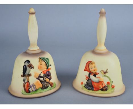 Zwei Hummel Glocken, 1981 und 1986Marke Goebel, Biskuitporzellan bemalt. Herstellermarke innen. Intakt. H. 17cm.