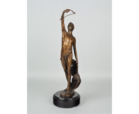 Bronze eines Bogenschützen mit Adler nach Joseph Uphues Darstellung eines elegant emporstreckenden männlichen Aktes, in der r