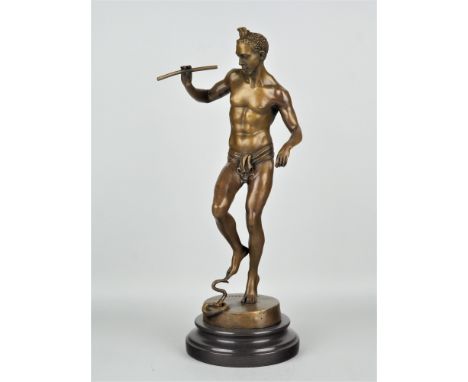 Bronze Statuette eines tanzenden Pans mit Flöte und Schlangeneuzeitlicher Bronzeguss auf Steinsockel. Bronze goldbraun patini