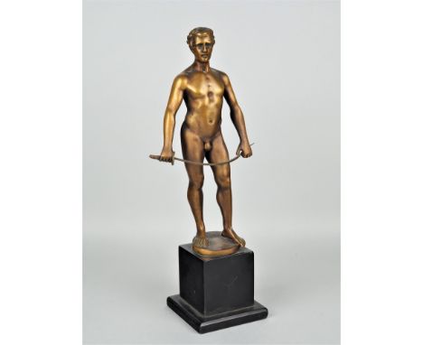 Fechter aus Bronze von Spiro SchwatenbergMännlicher Akt eines Fechters mit Lorbeerkranz im Haar, den Degen gespannt. Goldbrau