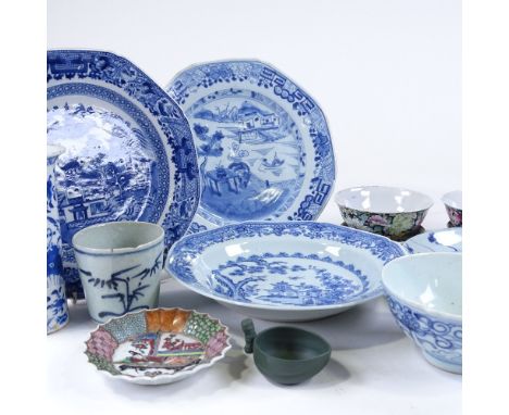 A group of Chinese porcelain items 