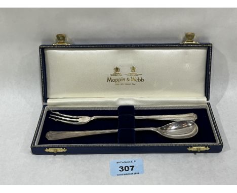 An Elizabeth II cased silver pickle fork and spoon by Mappin and Webb. Sheffield 1984. 2ozs.