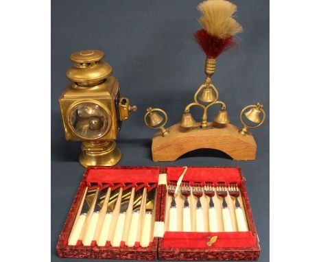 Set of three mounted heavy horse brassware consisting of swingers &amp; central plume, brass carriage lamp &amp; cased set of