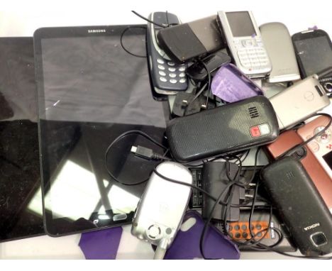 Quantity of mixed tablets and mobile phones. UK P&amp;P Group 2 (£20+VAT for the first lot and £4+VAT for subsequent lots) 