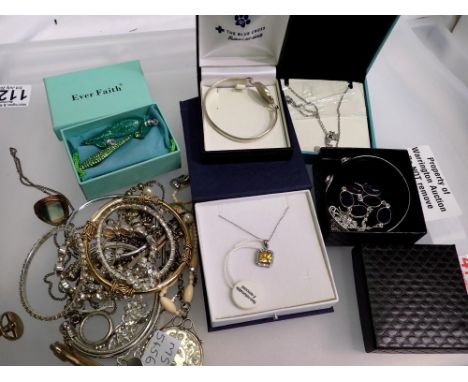 Mixed costume jewellery, some silver included. UK P&amp;P Group 1 (£16+VAT for the first lot and £2+VAT for subsequent lots) 