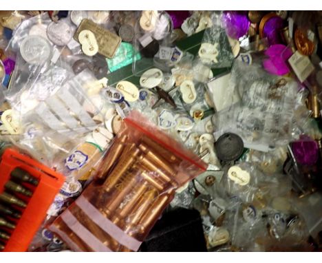Mixed collectables including badges, coins, tokens etc. UK P&amp;P Group 2 (£20+VAT for the first lot and £4+VAT for subseque