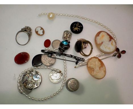 Small bag of mixed jewellery. UK P&amp;P Group 1 (£16+VAT for the first lot and £2+VAT for subsequent lots) 