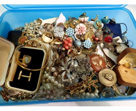 Quantity of costume jewellery. UK P&amp;P Group 2 (£20+VAT for the first lot and £4+VAT for subsequent lots) 