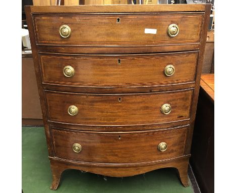 REGENCY MAHOGANY LINE INLAID BOW FRONT CHEST OF FOUR DRAWERS ON SPLAYED BRACKET FEET (HEIGHT= 76CM, DEPTH= 46CM, WIDTH= 61CM)