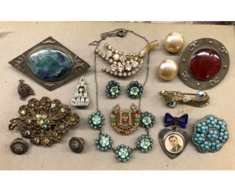 SELECTION OF PASTE BROOCHES, HEART ENAMEL PIN TIE AND TWO ARTS &amp; CRAFTS PEWTER CABOCHON BROOCHES