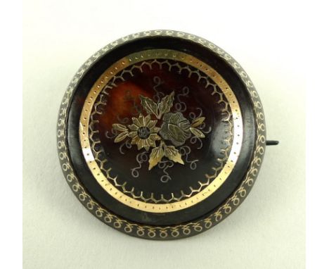 A gold and silver pique work tortoiseshell button brooch of circular form, 3cm. 