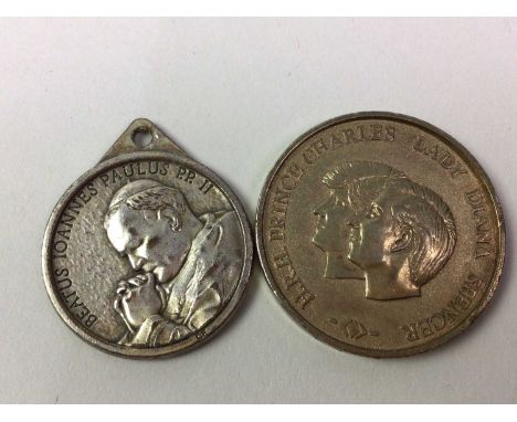 GROUP OF BROOCHES, COINS AND OTHER ITEMS, including an unmarked yellow metal portrait brooch, sovereign/half sovereign case a