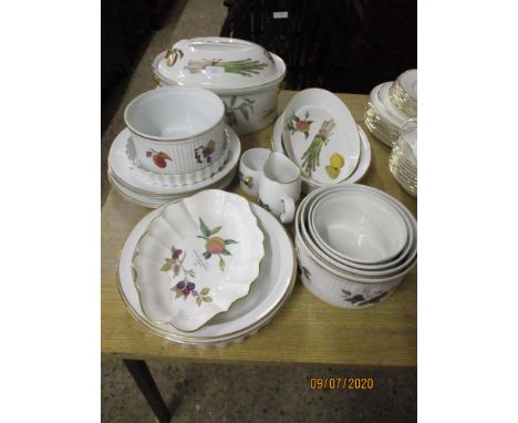 COLLECTION OF ROYAL WORCESTER “ARDERN” AND “EVESHAM” WARES INCLUDING CASSEROLE DISHES, PLATES ETC 