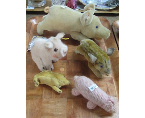 A tray of Steiff soft toy pigs, gold and silver studs and labels to ears, together with a knitted pig. (5)(B.P. 21% + VAT) 