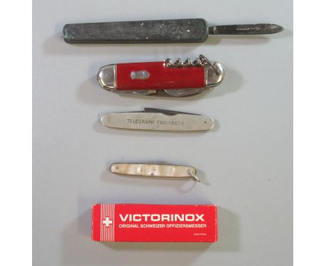 Collection of vintage pen knives to include: original 'Swiss Army' knife in its original box, a traditional multi-bladed boy 