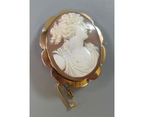 9ct gold framed oval portrait cameo brooch.   (B.P. 21% + VAT) 