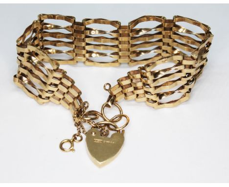 A hallmarked 9ct gold gate bracelet with heart shaped padlock clasp, length 18cm, wt. 14.4g.  