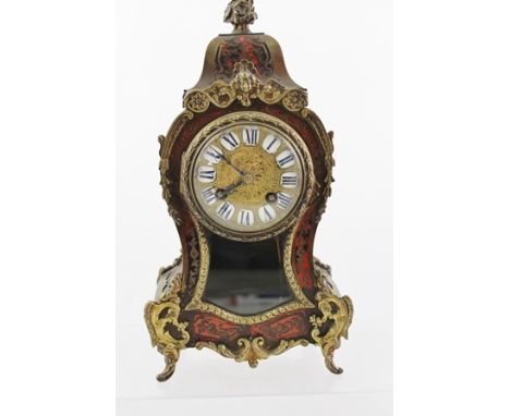 AN EARLY/MID 20TH CENTURY FRENCH BOULLE CASED MANTEL CLOCK, having Neuchatel style case, 8-day spring driven pendulum mechani