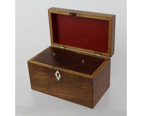 A 19TH CENTURY MAHOGANY TEA CADDY, the lid opening to reveal two inner lidded compartments, 18cm wide 