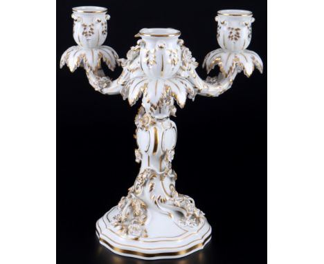 Meissen Kerzenständer Golddekor mit plastischen Blüten 1.Wahl, 3-flammig, candlestick,Porzellan, blaue Schwertermarke 1. Wahl